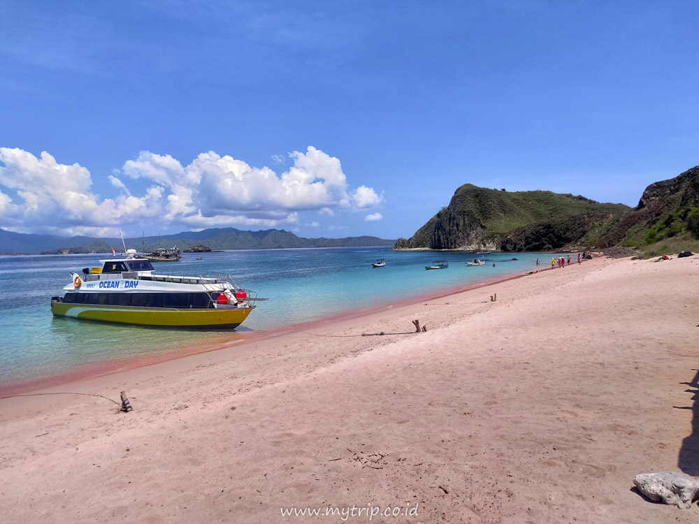 LONG BEACH PULAU PADAR, EKSOTISME PASIR PINK DI LABUAN BAJO